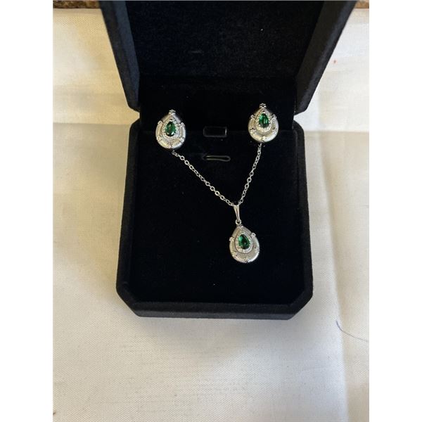 NEW PLATINUM PLATED 1.2CT PEAR CUT GREEN SIMULATED DIAMOND (CZ) HALO 2 PIECE SET, CHAIN 16-18" LONG