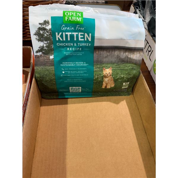 Green free kitten, chicken and turkey recipe food