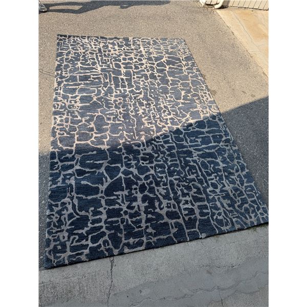 Area carpet 5 x 8