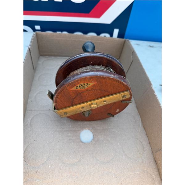 Vintage fishing reel PEETZ