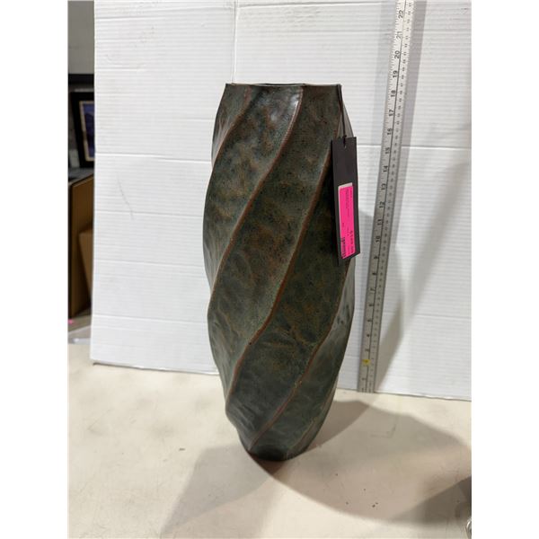 Metal twisted vase
