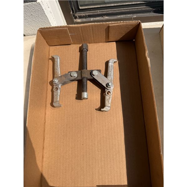 Two jug gear puller
