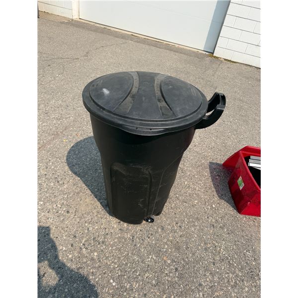 Rubbermaid garbage can