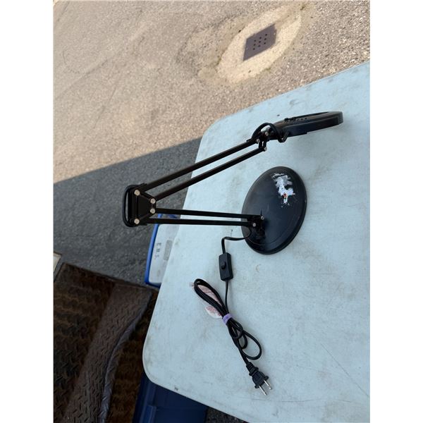 Magnifying lamp