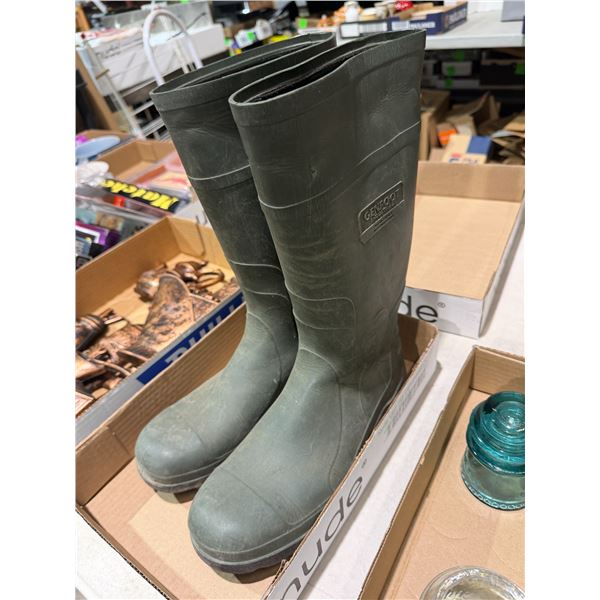 Rubber boots size 9