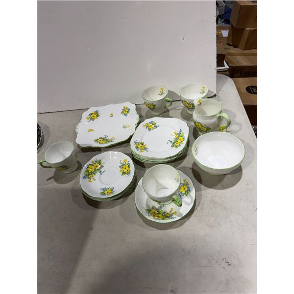 Vintage 16 Peace Roslyn bone China England
