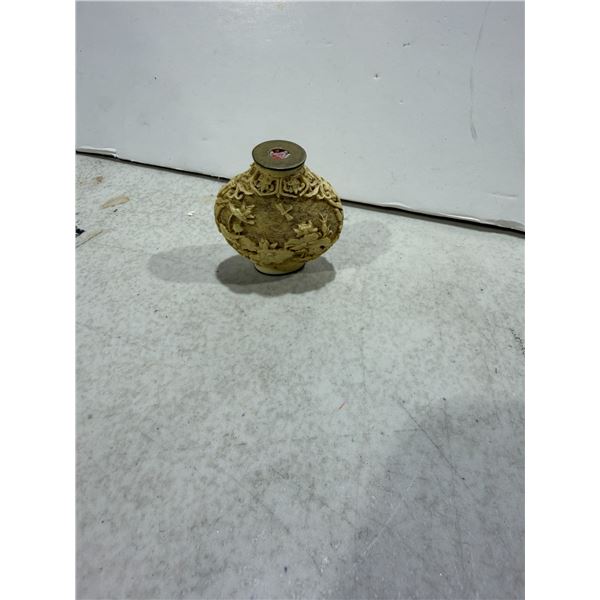 Antique Chinese snuff bottle with marks on brass base