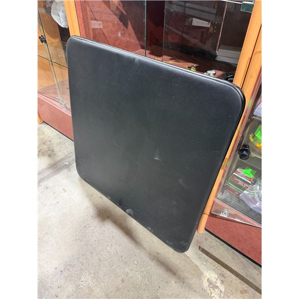Folding table