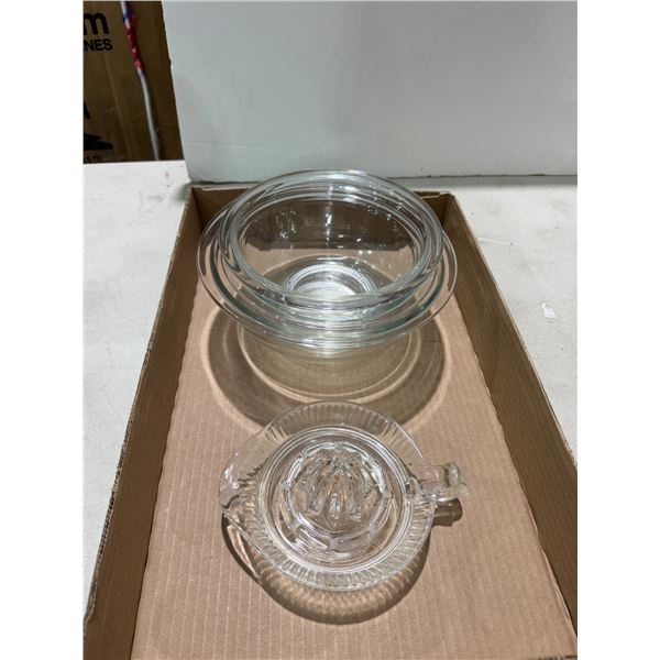 Glass, mixing bowls and glass juicer