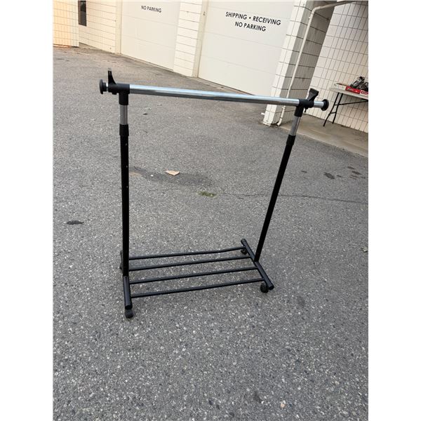 Adjustable clothing rack