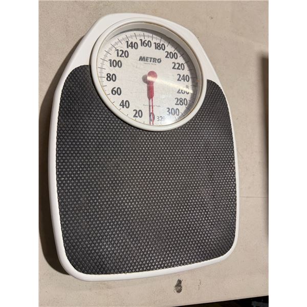 Metro 330 pound capacity scale
