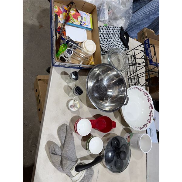 Assorted kitchen items