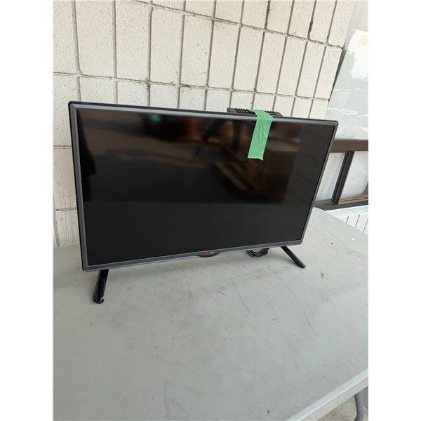 LG 32 inch TV with remote