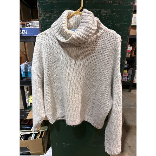 DIVIDED size medium sweater
