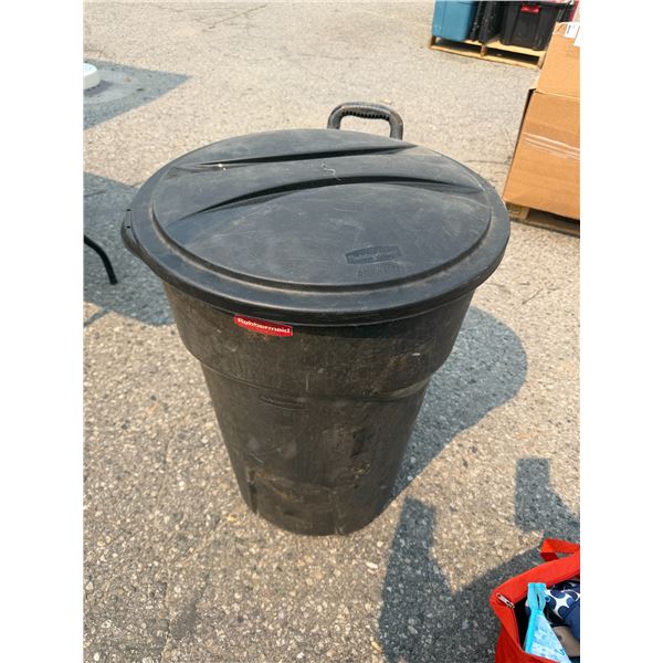 Rubbermaid roughneck garbage can