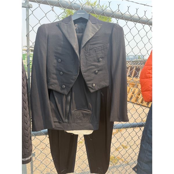 Tuxedo size not shown small/medium?
