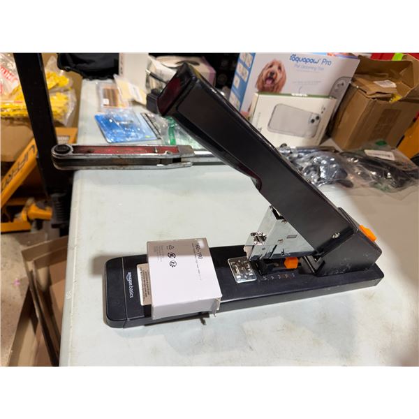 Heavy duty stapler