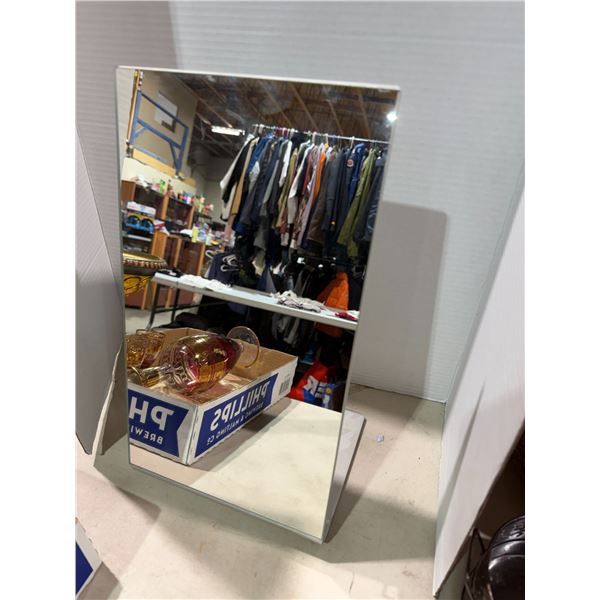 Standing mirror