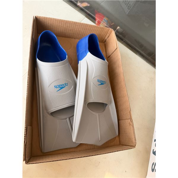 Speedo flipper size 12–13