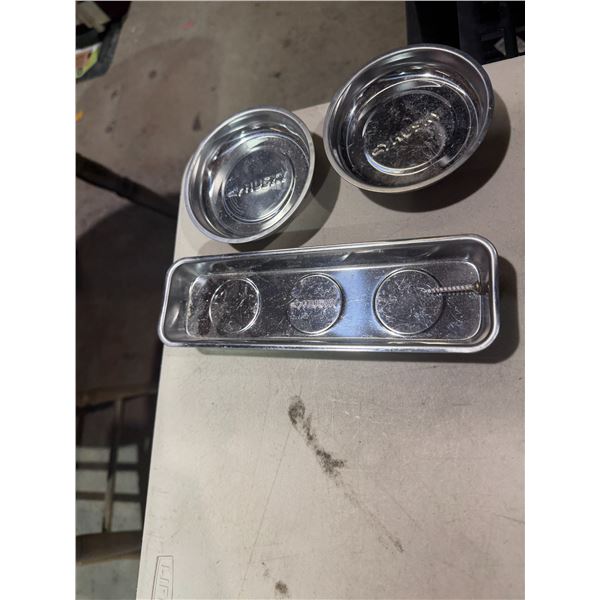 Husky magnetic trays