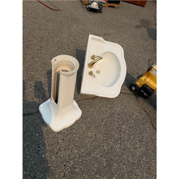 Pedestal sink