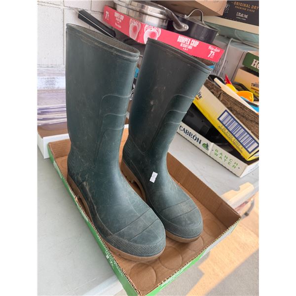 Boots size 11