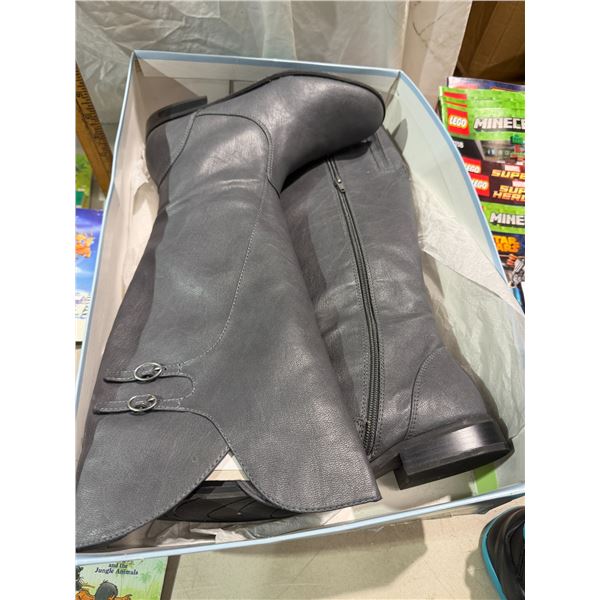 Boots size 10