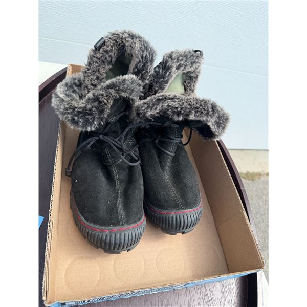 Boots size 10