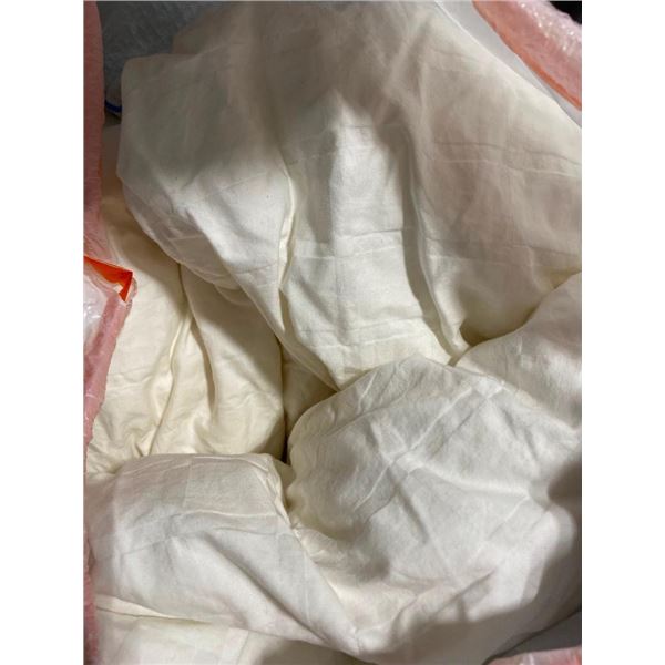 COMFORTER- UNSURE WHAT SIZE