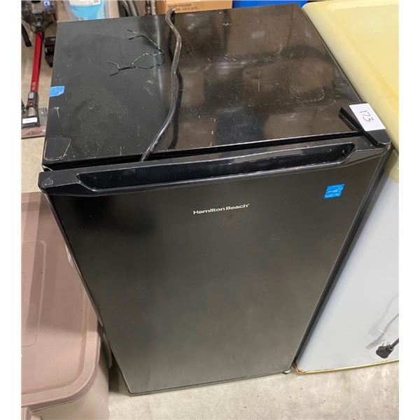 18.5X18X33.5IN HAMILTON BEACH MINI FRIDGE