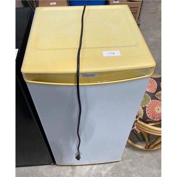 19X17.5X33IN DANBY MINI FRIDGE