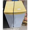 Image 1 : 19X17.5X33IN DANBY MINI FRIDGE