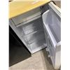 Image 2 : 19X17.5X33IN DANBY MINI FRIDGE