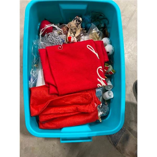 BOX LOT OF CHRISTMAS DECORATIONS