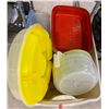 Image 1 : BOX LOT OF PLASTIC CONTAINERS
