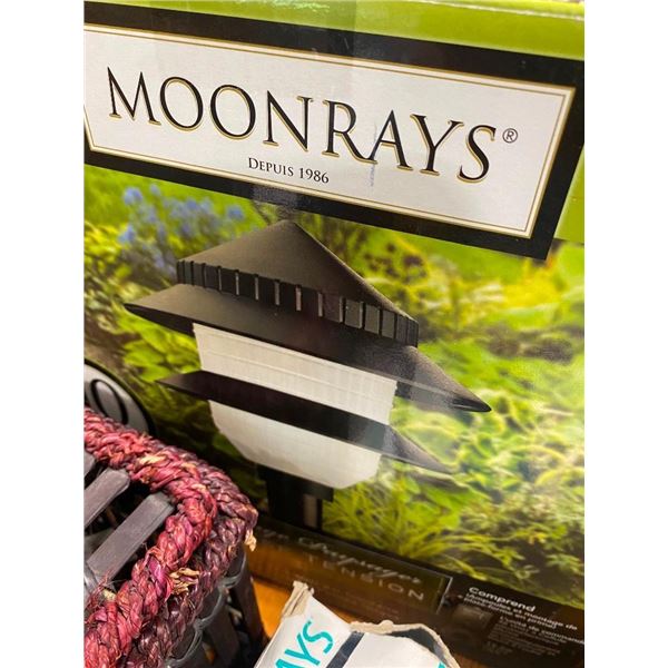 APPROX. 8 MOONRAYS WALKWAY LAMPS