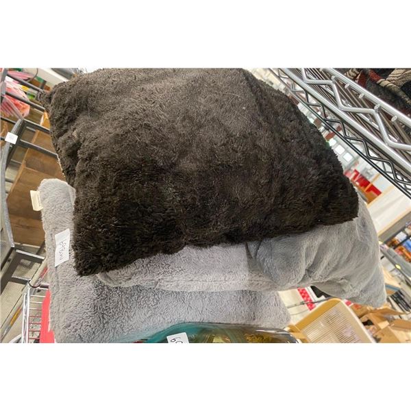 4 PILLOWS