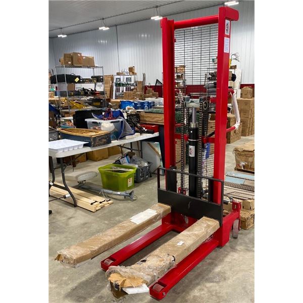 DAYTON 3000LB HYDRAULIC PALLET LIFTER