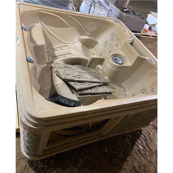 USED 6X6FT SQUARE STRONG SPAS HOTTUB - FEW PANELS OFF BUT CAN BE PUT BACK - UNTESTED