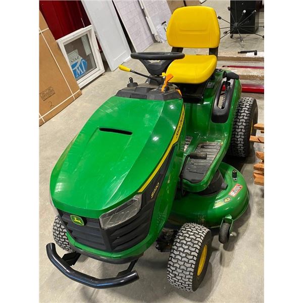 JOHN DEERE S220 LAWN MOWER - HAS ONLY 21 HOURS ON IT
