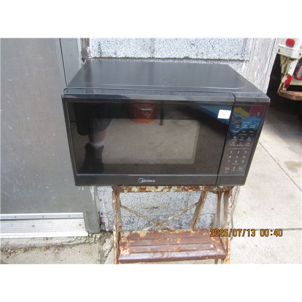 Midea Microwave Oven in Good Working Order