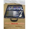 Image 1 : Royal Langnickel Artist Painting Set with Wooden Box