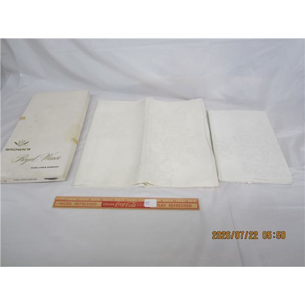 Vintage Brown's Linen Tablecloth with Place Mats