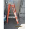Image 2 : Louisville 5 Foot Fiberglass Ladder in Good Condition