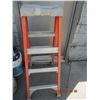 Image 4 : Louisville 5 Foot Fiberglass Ladder in Good Condition
