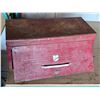 Image 2 : Red tool chest with 2 Cat D7 Wrenches and empty tool case