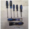 Image 1 : Screw drivers and putty spreaders