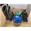 Image 1 : Rubber boots, bike helmets, gun rest