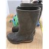 Image 4 : Rubber boots, bike helmets, gun rest