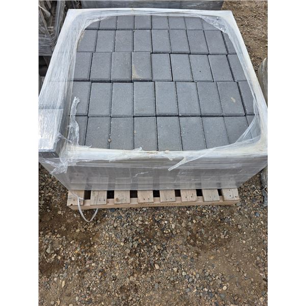 Pallet of bricks- 8.5" by 4" approx 402 pieces